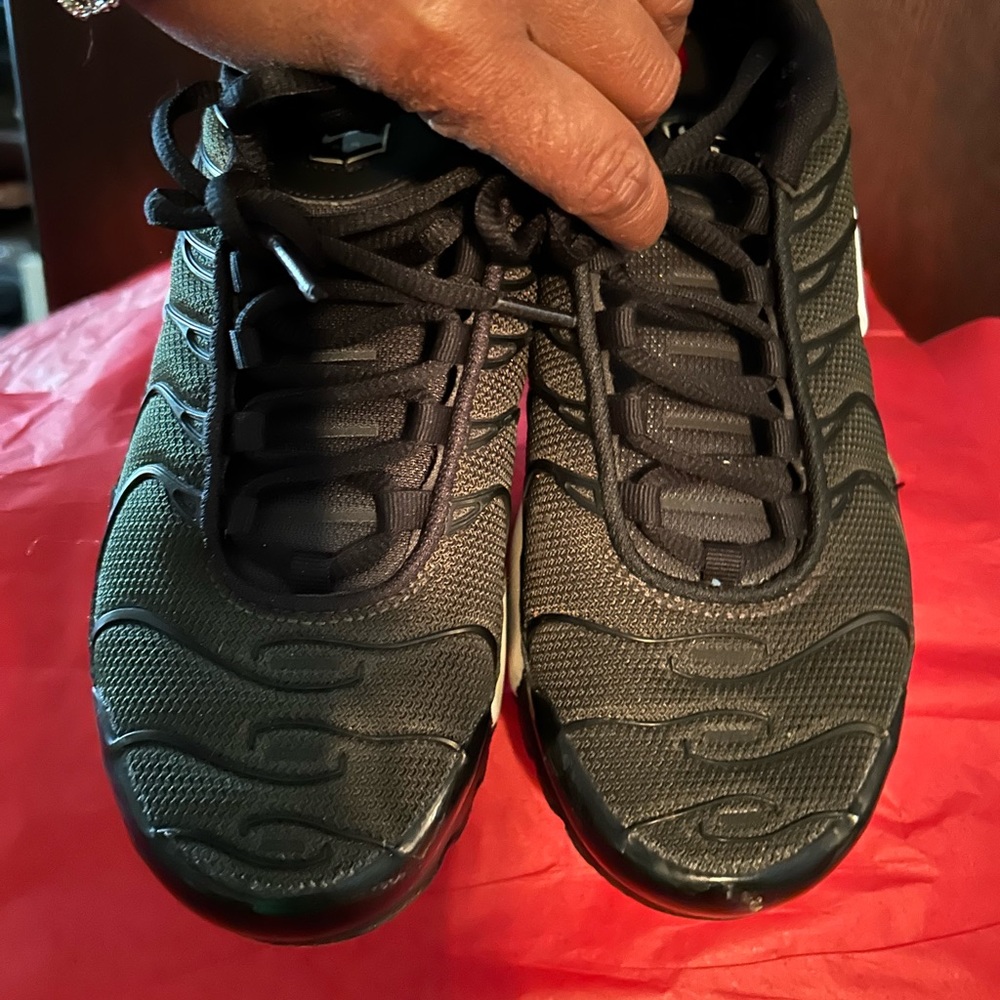 Youth 5.5 Nike Tn black and dark green